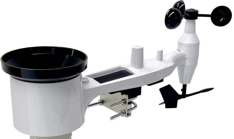 Il gruppo sensori Ecowitt WS69: imbuto del pluviometro, anemometro a coppe, banderuola e pannello solare.